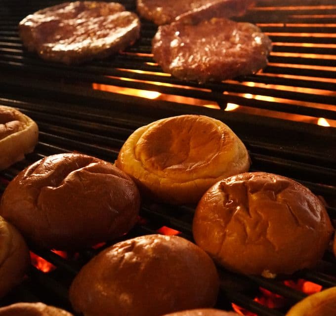 Smash burgers on the plancha at Syntagma