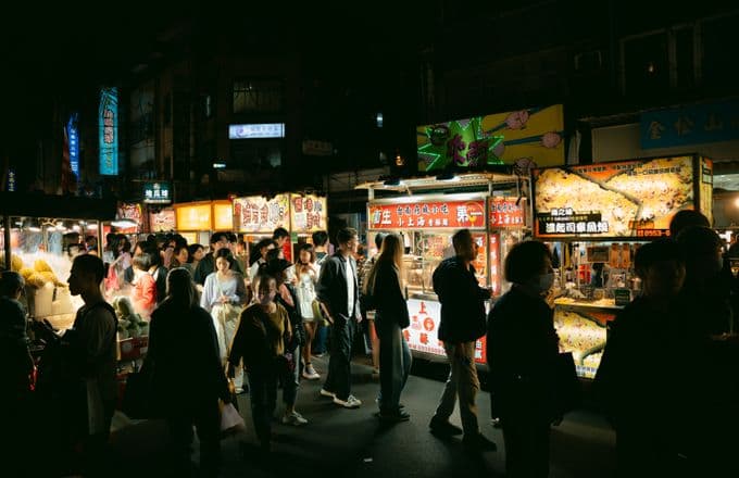 Friday late-night queue in Ladadika